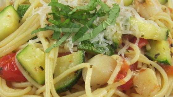 Pasta with Scallops, Zucchini, and Tomatoes