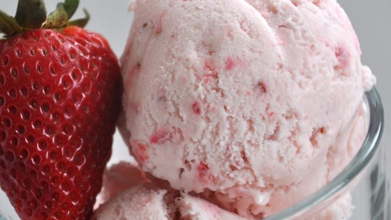 Easy, Eggless Strawberry Ice Cream